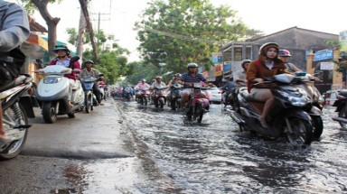   TPHCM: "Lội sông" ngày đầu tuần