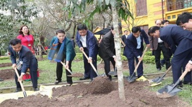  Chủ tịch Quốc hội trồng cây lưu niệm tại Khu Di tích Chủ tịch Hồ Chí Minh