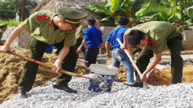  Thanh Hóa: Công an làm đường giúp dân, tặng quà cho học sinh nghèo