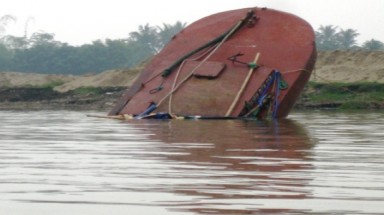  Thanh Hóa: Tàu hút cát trộm bị sóng đánh gãy đôi, chìm xuống biển