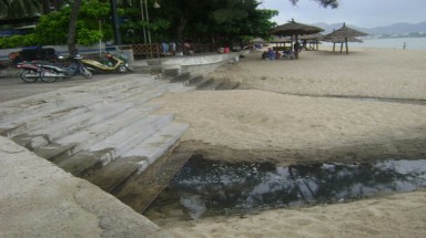  Bãi biển Nha Trang ô nhiễm, du khách chạy dài