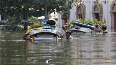   Bangkok lại chật vật chống lũ