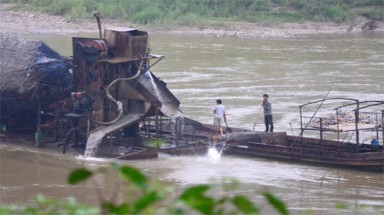 Lào Cai: Đến ngày 10/12 xóa xong nạn tàu cuốc khai thác vàng trên sông Hồng